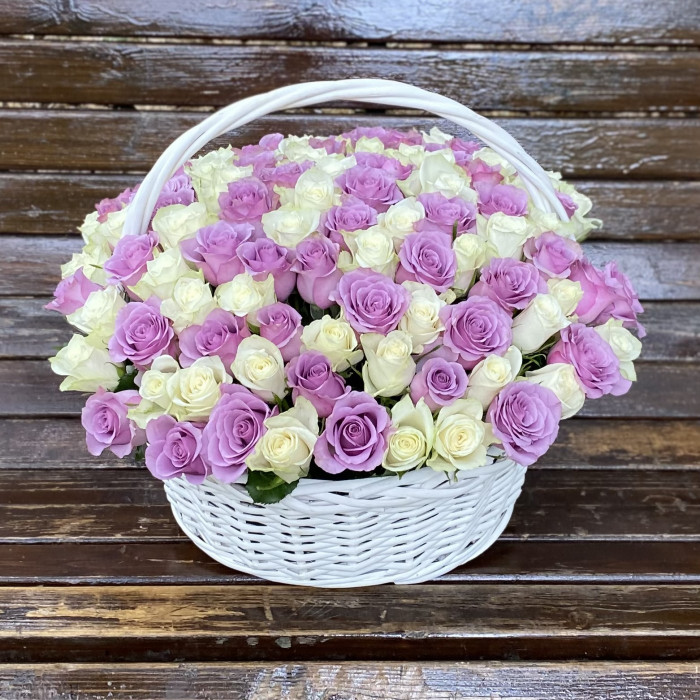 101 белая и сиреневая роза в корзине